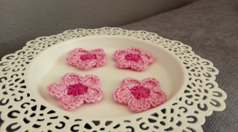 Háčkovaná kytička 1ks kytka dekorace ozdoba nášivka 