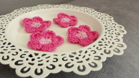 Háčkovaná kytička 1ks kytka dekorace ozdoba nášivka 