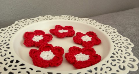 Háčkovaná kytička 1ks kytka dekorace ozdoba nášivka 