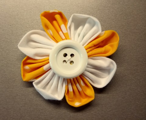 Látková kytička průměr 8-9cm kytka brož ozdoba nášivka 