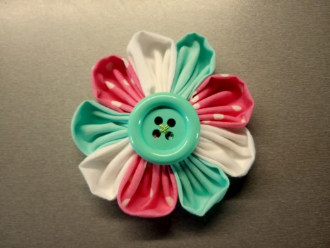 Látková kytička průměr 8-9cm kytka brož ozdoba nášivka 