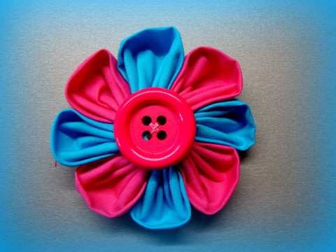 Látková kytička průměr 8-9cm kytka brož ozdoba nášivka 