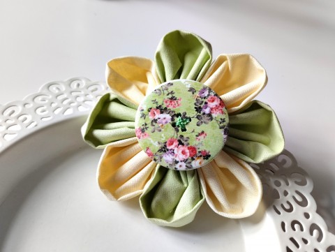 Látková kytička průměr 8,5cm kytka brož ozdoba nášivka 