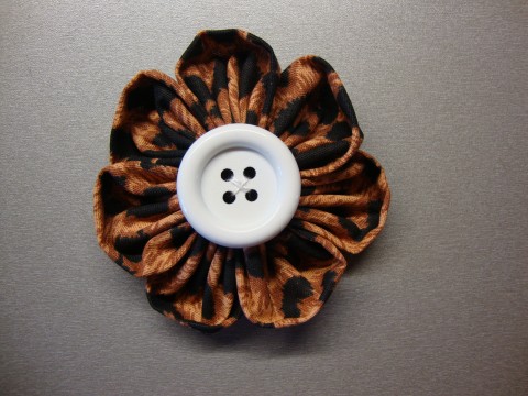 Látková kytička průměr 8-9cm kytka brož ozdoba nášivka 