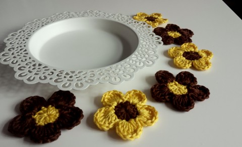 Háčkované kytičky sada 6ks kytka dekorace ozdoba nášivka 