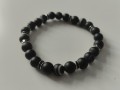 Náramek z černého achátu pruhov.