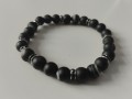 Náramek z černého achátu pruhov.