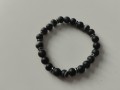 Náramek z černého achátu pruhov.