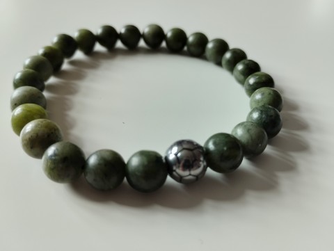 Náramek z minerálu jadeit s míčem náramek fotbalový míč jadeit 