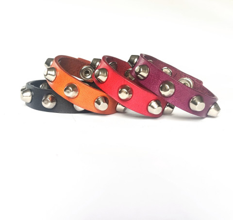 Kožený náramek s kužely, náramek rock punk kužely barevné náramky 