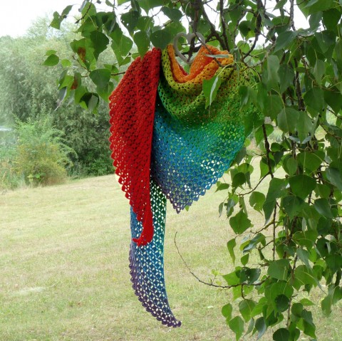 Háčkovaný šátek- dračí duha (bavlna jarní háčkovaný duhový asymetrický barevný univerzální šátek podzimní nepřehlédnutelný duha originál asymetrie dračí bavlněný celoroční handmade pastelky 