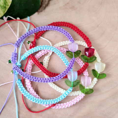 Náramek s tulipánem - modrý náramek jarní něžný tulipán jemný tulipány romantický květinový handmade nebeský drhání macramé ruční práce blankytný světle modrý shamballa drhaný univerzální velikost uzlíkový posuvný 