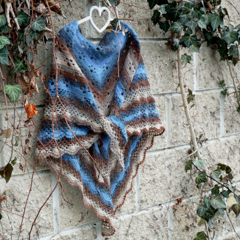 Háčkovaný šátek - tlapky (alpaca) háčkovaný háčkování šáteček univerzální vlna šátek krajkový procházka vlněný celoroční handmade tlapka vycházka tlapky exkluzivní lehoučký alpaca modrohnědý hnědomodrý 