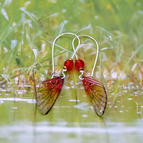 Náušnice - křídla zlátnoucí (malá) červená originální víla náušnice motýl dívčí žlutá motýlek pryskyřice veselá originál motýlci fantasy vodní motýli křídlo handmade motýlí křídla rozpustilá vílí křídla 