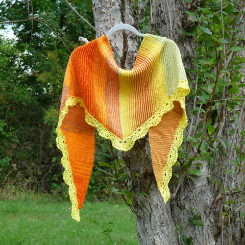 Šátek - ze slunečních paprsků podzim bavlna pletený pletení háčkovaný šáteček léto slunce krajka žlutý veselý šátek podzimní nepřehlédnutelný originál oranžový bavlněný handmade zářivý žhavý sluníčkový exkluzivní baktus řádivý 