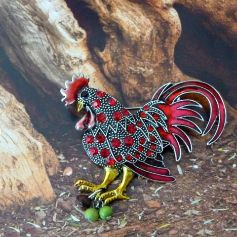 brož - kohoutek červená brož zvíře pták brožka třpytivá veselá nepřehlédnutelné roztomilá kohout kohoutek brožička broušené kamínky rozpustilá 