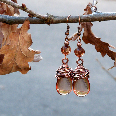 Náušnice - spoutané kapky náušnice drát hnědé extravagantní kapka drátování drátované kapky měděné nepřehlédnutelné etnické atraktivní neokoukané uschlé listí spoutané 