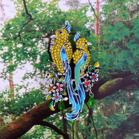 Brož - nemluvím s tebou (papoušci) brož kamínky pták kovová brožka papoušek třpytivá lístečky ptáci handmade roztomilá brožička vtipná papoušci 