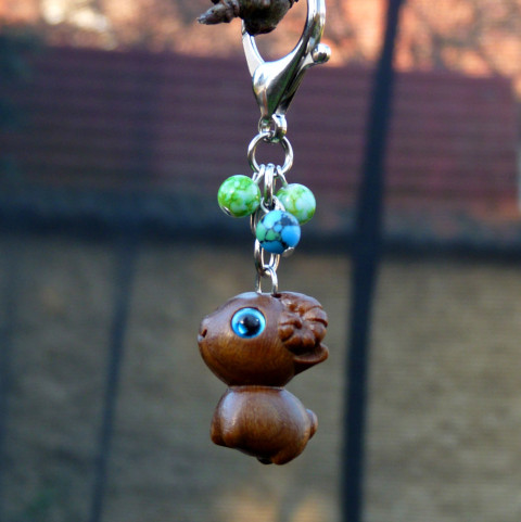 Přívěsek na klíček - beránek dřevo dřevěný dřevěné přívěsek zvíře dárek dáreček přírodní klíčenka ozdoba beránek karabinka veselý beran drobnost pozornost hravý zvířátko atraktivní 