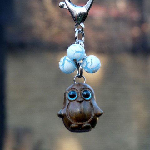 Přívěsek na klíče - tučňáček dřevo dřevěný dřevěné přívěsek zvíře dárek dáreček přírodní tučňák klíčenka ozdoba karabinka veselý drobnost pozornost hravý zvířátko pingu tučňáček atraktivní pinguin 