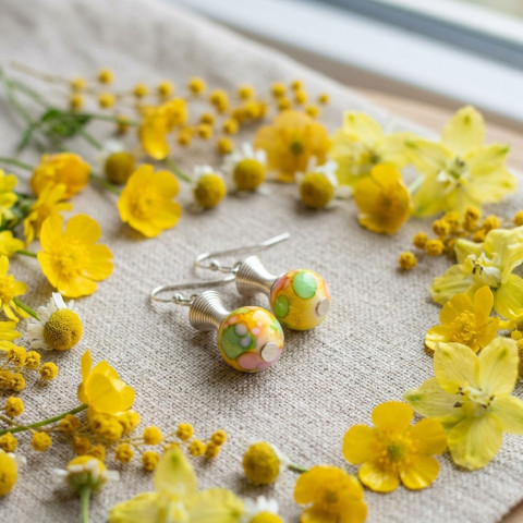 Náušnice - veselé léto (žluté) dárek náušnice kuličky letní květiny veselé žlutá zahrada léto drobnost originál žluté drobné handmade lehoučké rozpustilé skvrnité 
