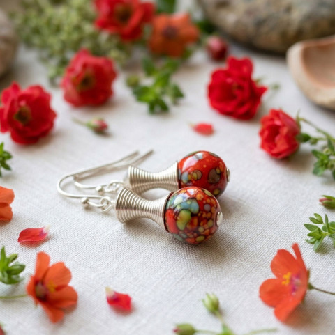 Náušnice - veselé léto (červené) červená dárek červené náušnice kuličky letní květiny veselé zahrada léto drobnost originál drobné handmade lehoučké rozpustilé skvrnité 