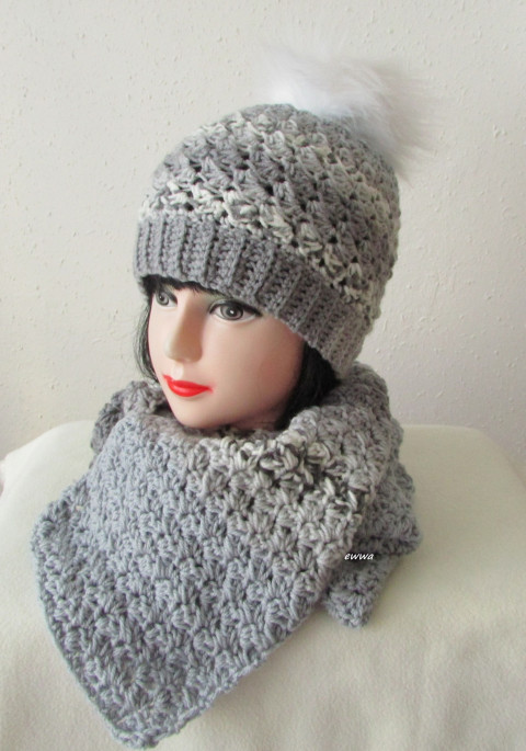 Čepice + dlouhá šála čepice bílá šála šedá souprava dámská zimní háčkované akryl hřejivé bambule handmade set světlešedá tmavěšedá ewwa 