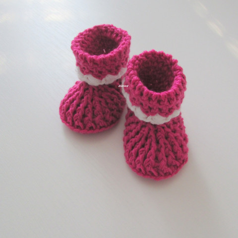 Háčkované botičky (9 cm) děti zima podzim růžová holčička holčičí bílá akryl hřejivé fuchsiová pružné botičky teplé capáčky novorozenec mimi magenta newborn antipilling 