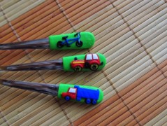 Lžička s autobusem.