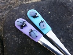 Lžička s autobusem.