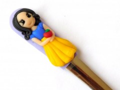 Lžička s autobusem.