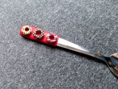 Lžička s autobusem.