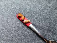 Lžička s autobusem.