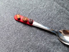 Lžička s autobusem.