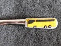 Lžička s autobusem.