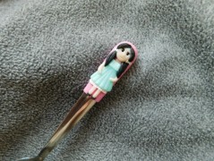 Lžička s autobusem.