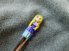 Lžička s autobusem.