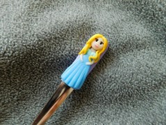 Lžička s autobusem.