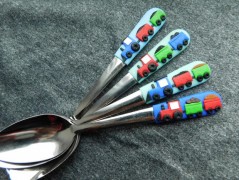 Lžička s autobusem.