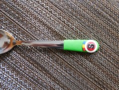 Lžička s autobusem.