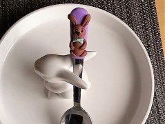 Lžička s autobusem.