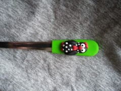 Lžička s autobusem.