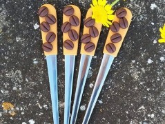 Lžička s autobusem.