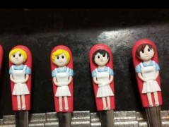 Lžička s autobusem.