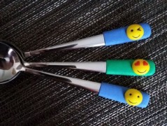 Lžička s autobusem.