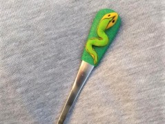 Lžička s autobusem.