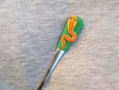 Lžička s autobusem.