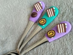 Lžička s autobusem.