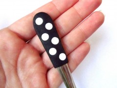 Lžička s autobusem.