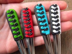 Lžička s autobusem.